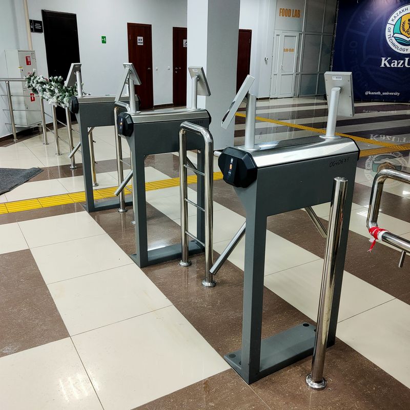 Турникеты в КазУТБ